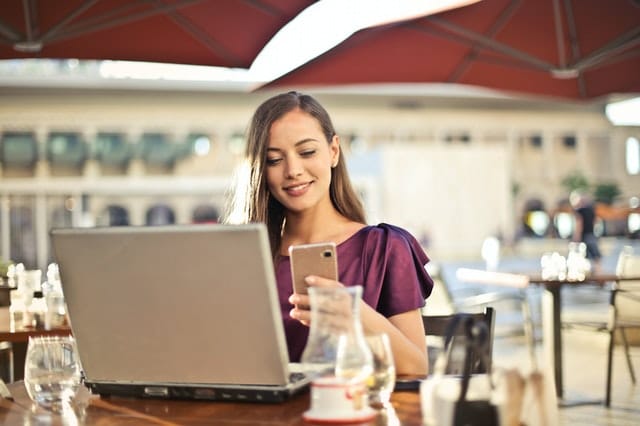 Deux collaborateurs consultant les avantages REDUCBOX